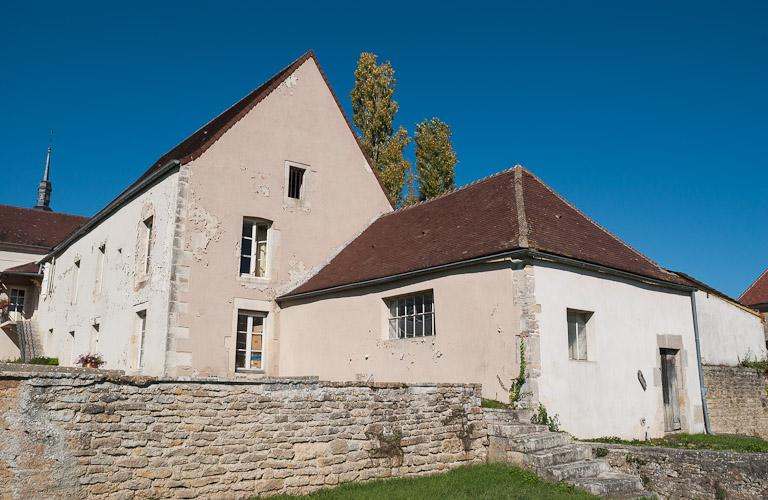 Ancien bûcher transformé en 'salle d'asile' et ancien bâtiment du pressoir.