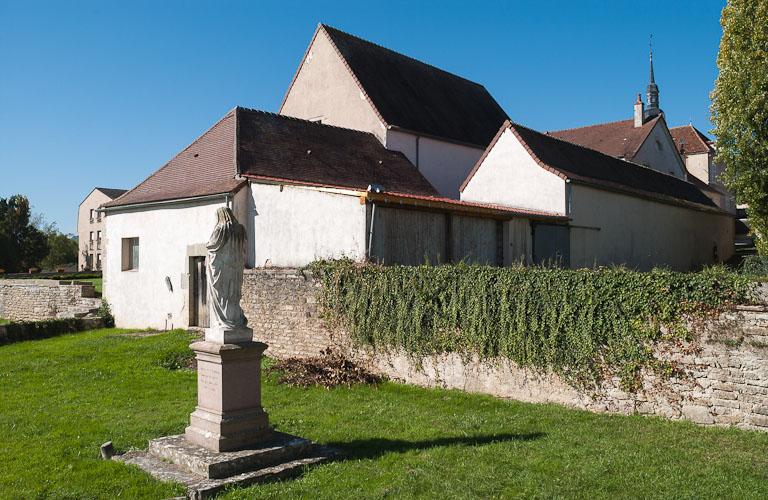 Vue d'ensemble : ancien bâtiment du pressoir, ancien bûcher transformé en 'salle d'asile' et hangar (vue prise de l'est).