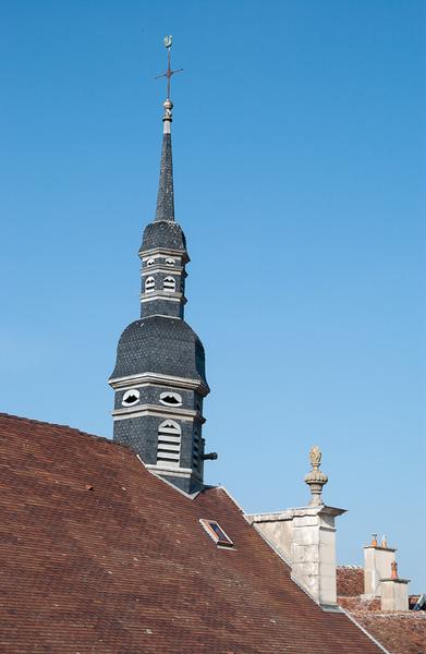 Clocher vu depuis la cour principale.