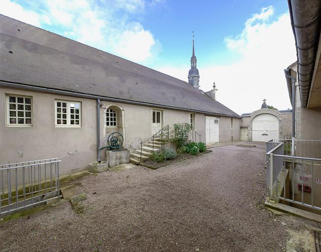 Cour principale : élévation gauche du bâtiment principal.