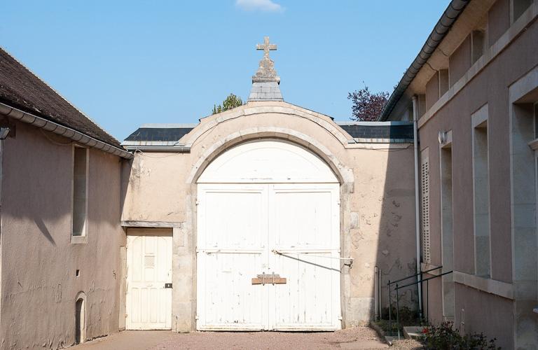 Cour principale : portail à porte cochère et porte piétonne (vue prise depuis la cour).