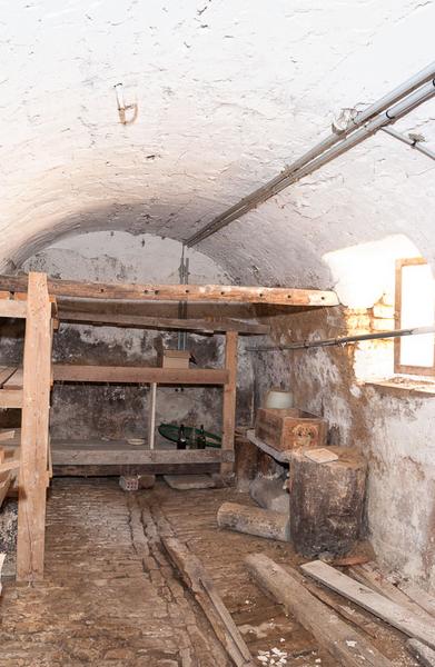 Corps de bâtiment principal : cave située sous l'angle antérieur gauche du bâtiment.