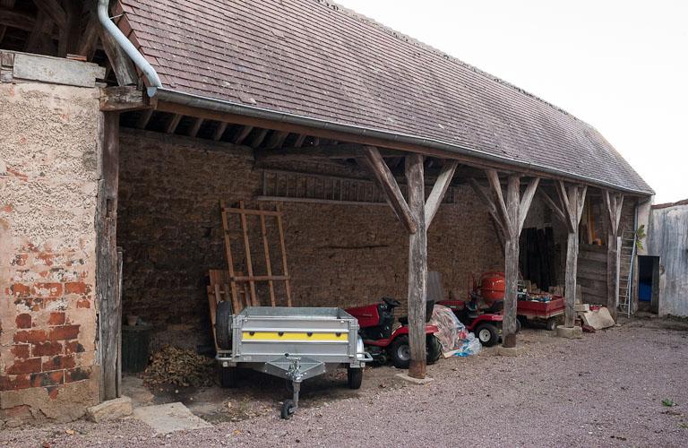 Cour latérale gauche : hangar.