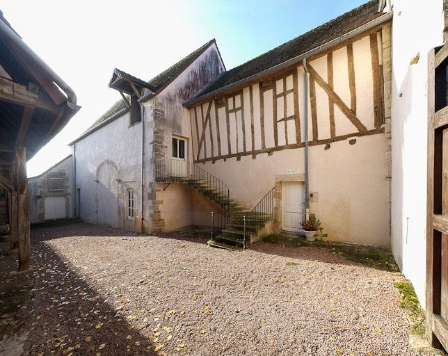 Cour latérale gauche : élévation nord du bâtiment de l'apothicairerie et de l'ancien bûcher transformé en 'salle d'asile'.