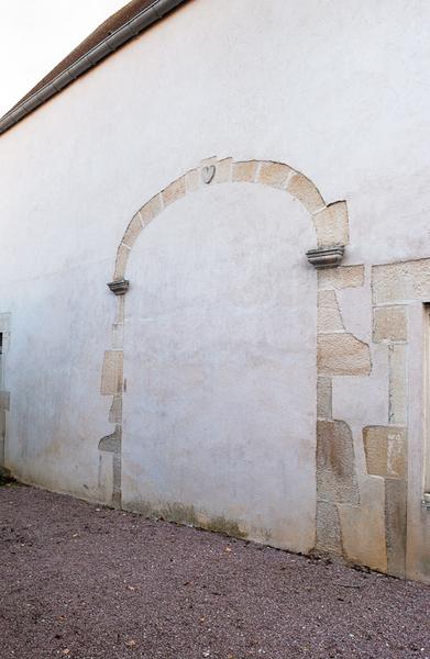 Ancien bûcher transformé en 'salle d'asile' : porte charretière murée.