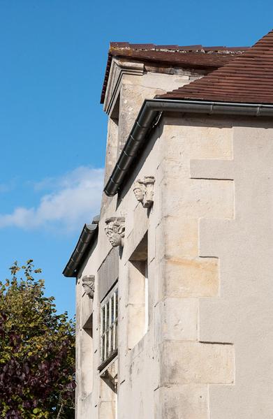 Corps de bâtiment principal : façade postérieure, sculptures en remploi (vue d'ensemble).