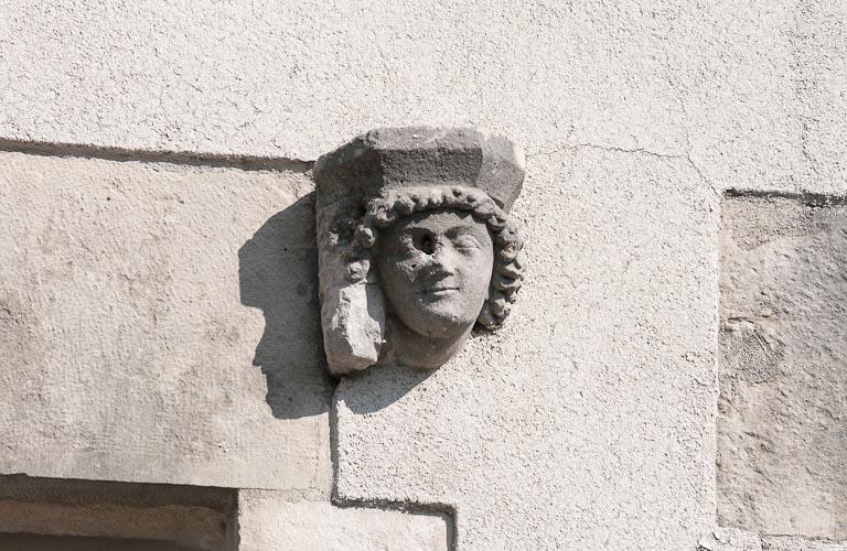 Corps de bâtiment principal : façade postérieure, sculpture en remploi.