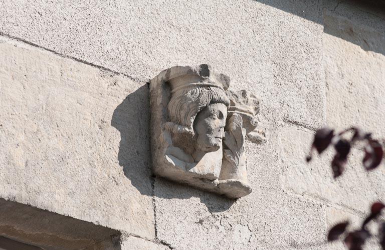 Corps de bâtiment principal : façade postérieure, sculpture en remploi.