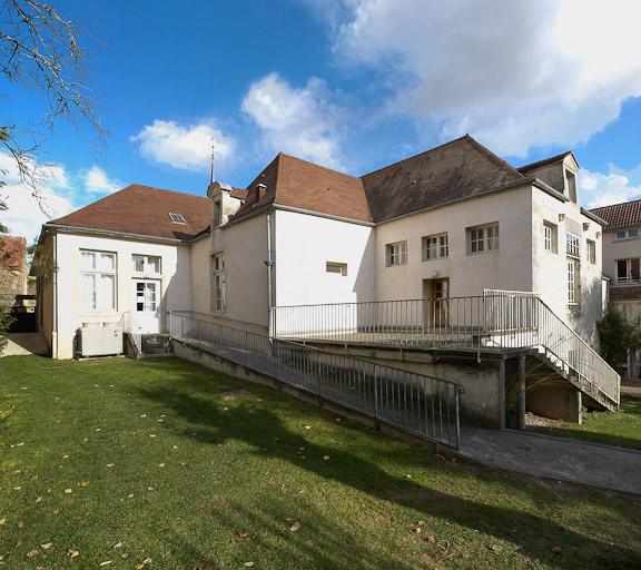 Corps de bâtiment principal : vue d'ensemble, côté jardin, prise depuis l'ouest.