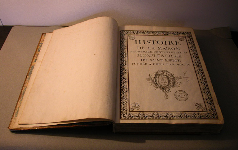 Livre manuscrit : 'Histoire de la Maison magistrale, conventuelle et hospitalière du Saint Esprit, fondée à Dijon l'an MCCIV'