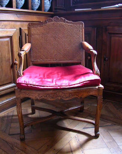 Vue d'ensemble d'un fauteuil. - © Inventaire général
