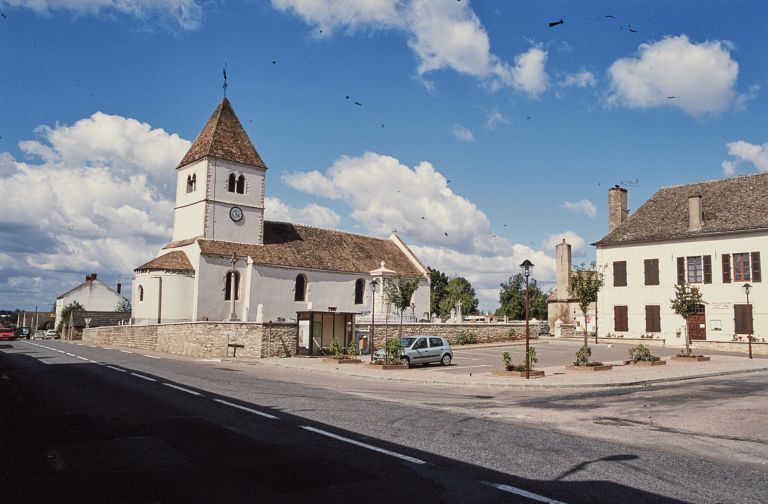 L'ancien presbytère et l'église paroissiale. Vue d'ensemble prise depuis la route nationale.