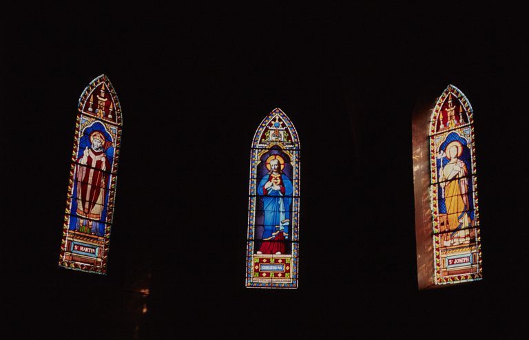 vitraux du choeur : Sacré-Coeur entre saint Martin et saint Joseph.