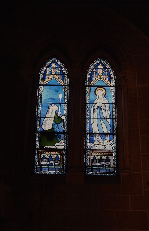 Vitraux de la chapelle gauche : Apparition de la Vierge à sainte Bernadette.