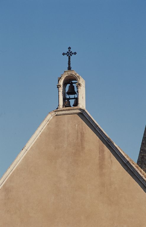 Détail : campanile surmontant le pignon de la façade.