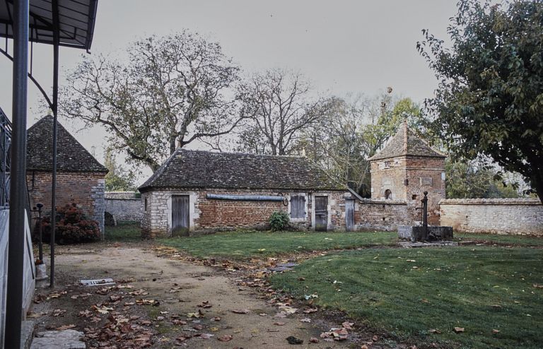 Le bûcher, le poulailler et le colombier. Vue prise depuis la cour antérieure.