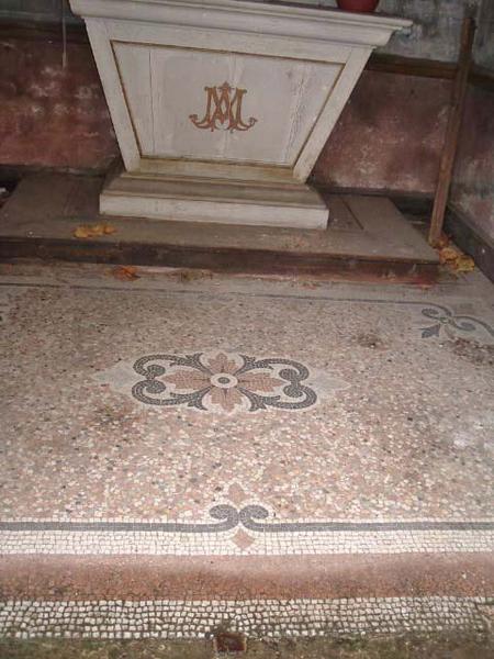 Vue de détail intérieure du carrelage de l'oratoire.