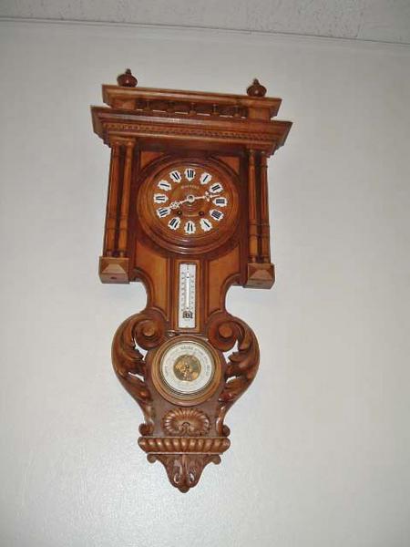 Vue générale de l'horloge de la salle à manger.