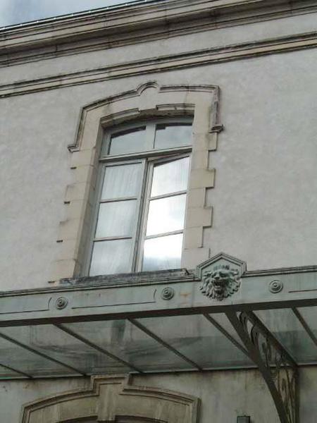 Vue de détail d'une fenêtre de la façade antérieure.