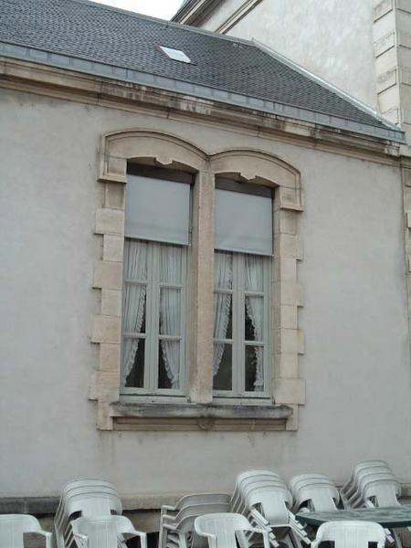Vue de détail d'une baie géminée (aile gauche surbaissée).