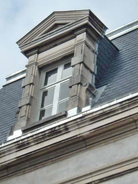Vue de détail d'une lucarne.