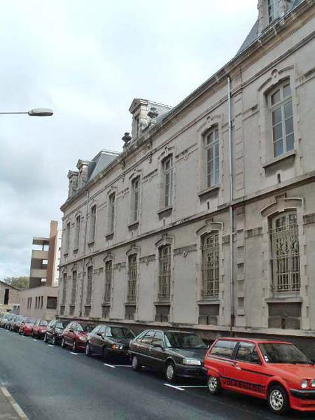 Vue générale latérale de la façade postérieure.