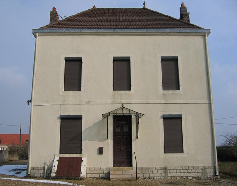 Vue d'ensemble de la façade.