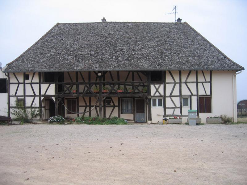 Vue d'ensemble de la façade.