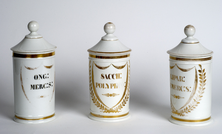 Vue d'ensemble de trois pots.