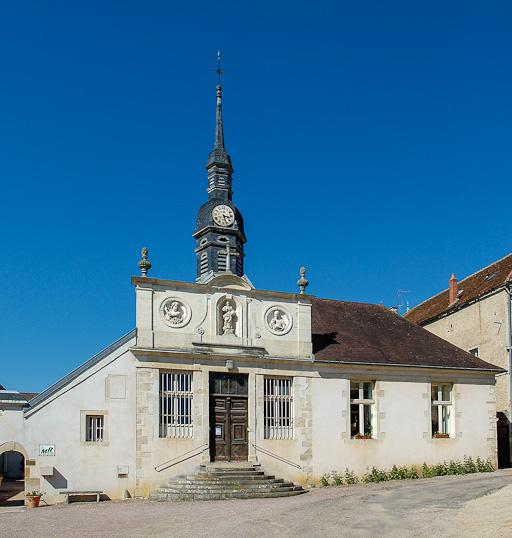 Façade sur rue : vue partielle (ancienne salle des hommes devenue chapelle).