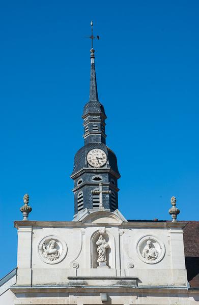 Façade sur rue : détail (clocher et attique de l'ancienne salle des hommes devenue chapelle).