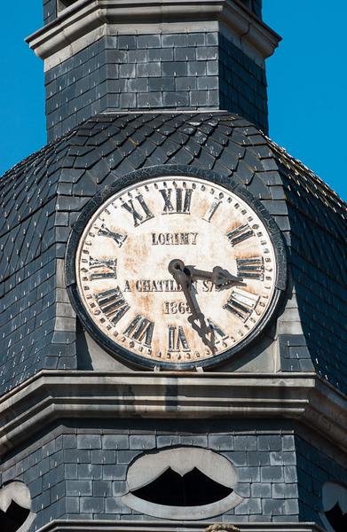 Façade sur rue : détail (cadran de l'horloge).