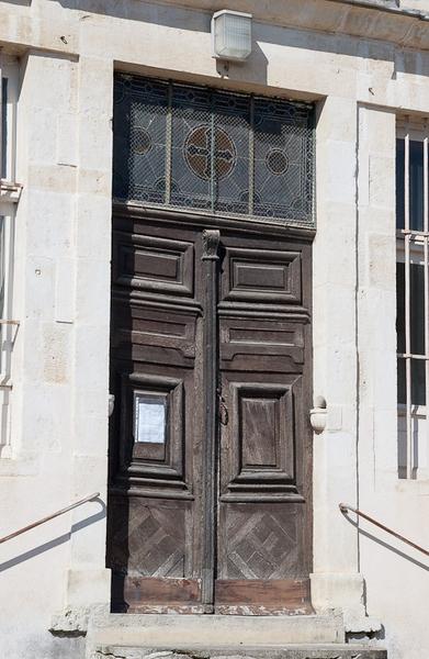 Façade sur rue : détail (porte d'entrée de l'ancienne salle des hommes devenue chapelle).