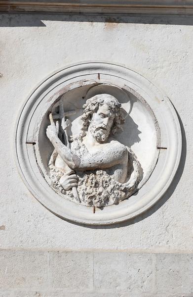 Façade sur rue : détail (haut-relief : saint Jean-Baptiste).