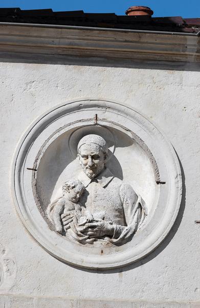 Façade sur rue, détail du haut-relief : saint Vincent de Paul.