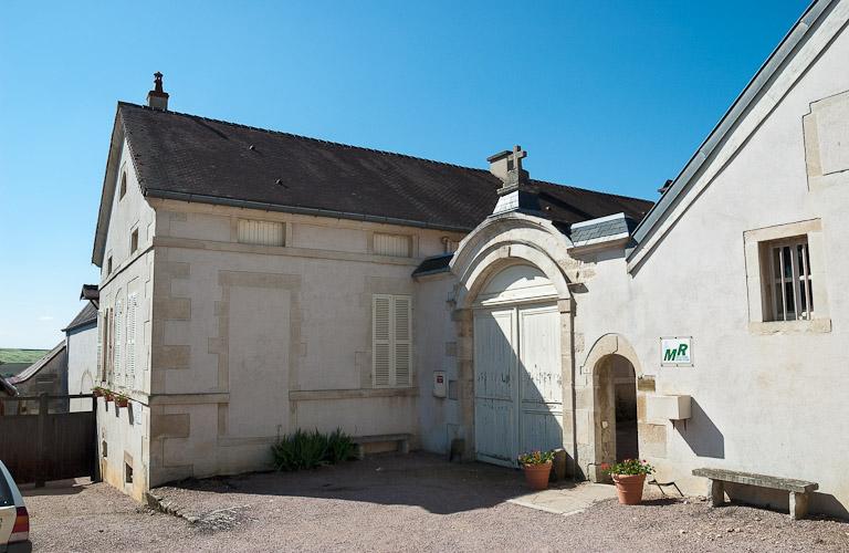 Façade sur rue : vue partielle (portail et corps de bâtiment latéral gauche).