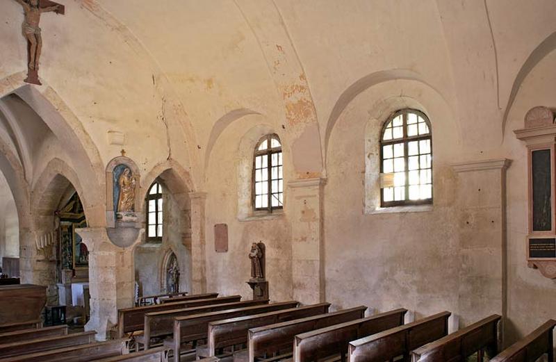 Chapelle droite et mur droit de la nef.