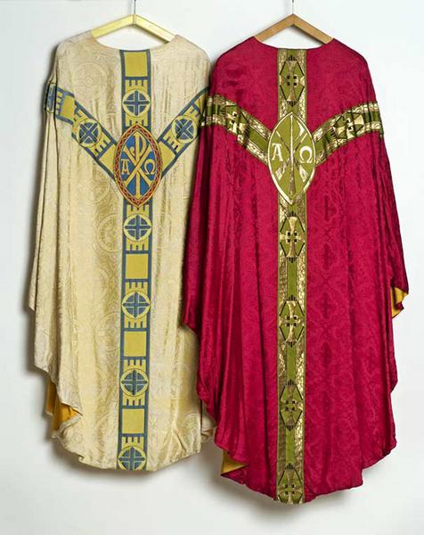 Vue d'ensemble des deux chasubles.