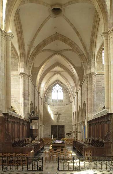 Croisée du transept et nef, vue prise du choeur.