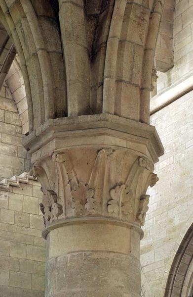 Nef, 3e travée, chapiteau de la colonne postérieure droite.