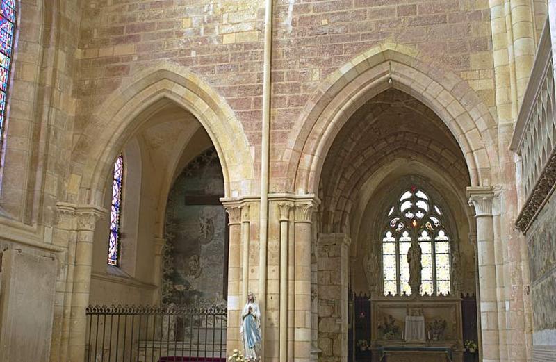 Arcades des chapelles donnant sur le bras nord du transept.