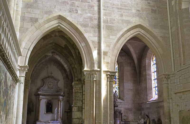 Arcades des chapelles donnant sur le bras sud du transept.