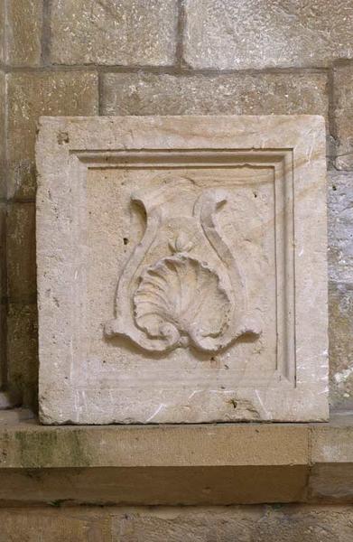 Vue d'un des deux reliefs identiques déposés au fond de l'église.