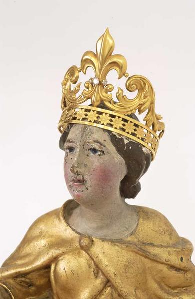 Vue d'ensemble sur la statuette.