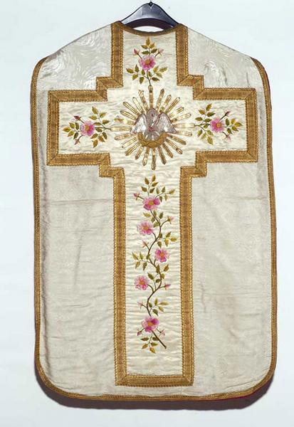 Vue d'ensemble de la chasuble.