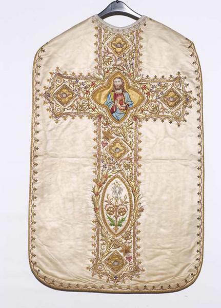 Vue d'ensemble de la chasuble.