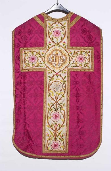 Vue d'ensemble de la chasuble.