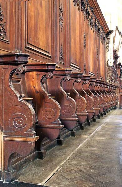 Stalles du transept : enfilade des stalles hautes gauches, vue prise de la nef.