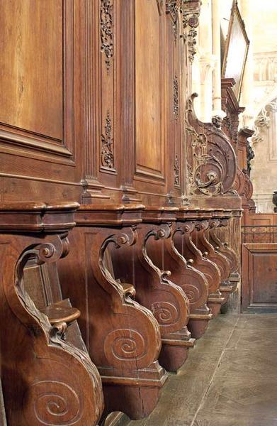 Stalles du transept : partie de l'enfilade des stalles hautes gauches, vue prise de la nef.