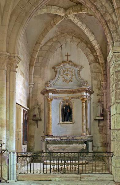 Vue d'ensemble de la chapelle et de son mobilier.